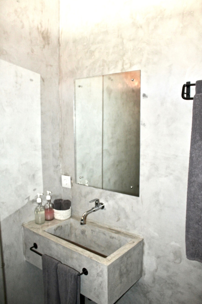 the room padang padang