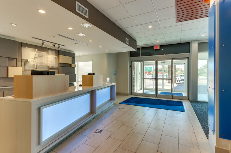 holiday inn express and suites roanoke civic center