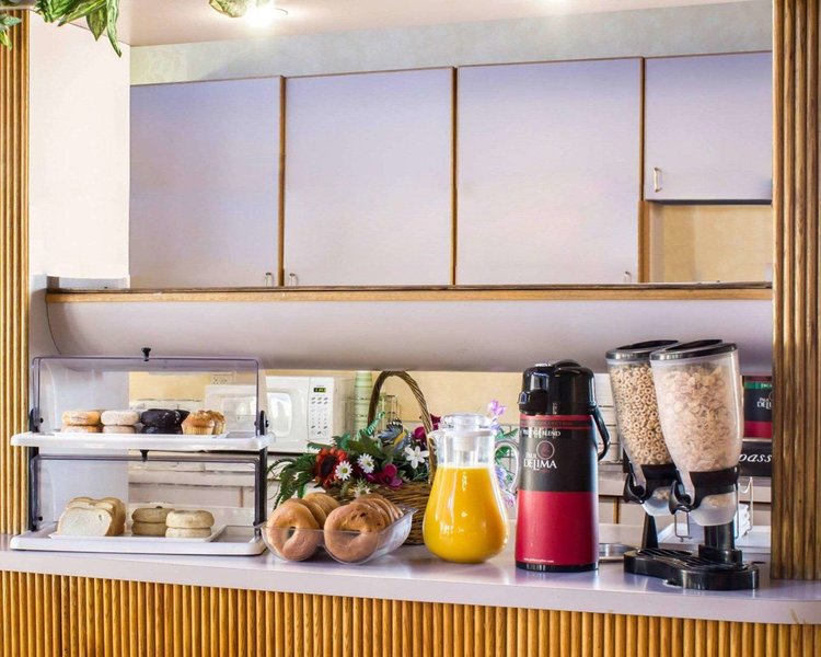 econo lodge inn and suites colonie center mall