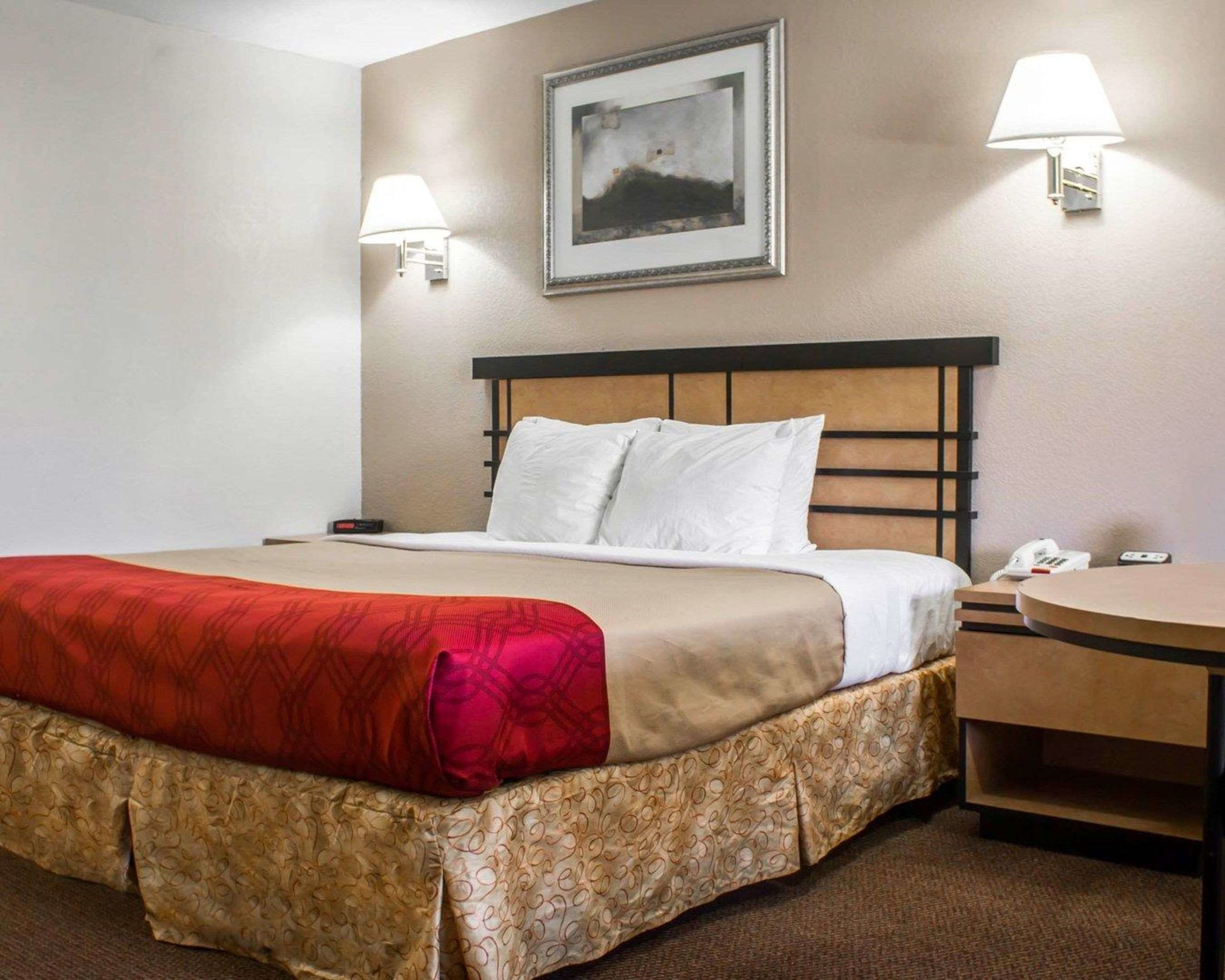 econo lodge inn and suites colonie center mall