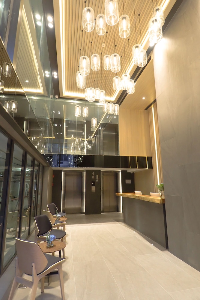 the quarter phromphong by uhg