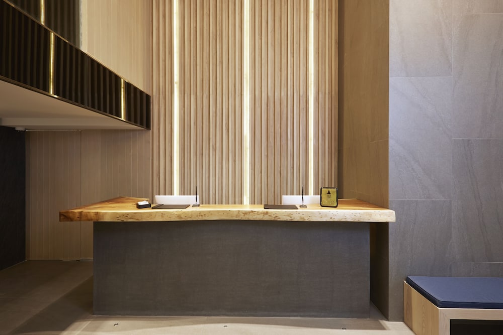 the quarter phromphong by uhg