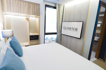 the quarter phromphong by uhg