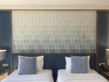 the quarter phromphong by uhg