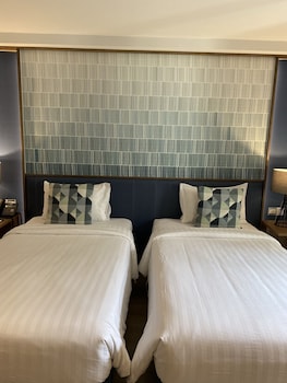 the quarter phromphong by uhg