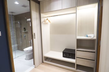 the quarter phromphong by uhg