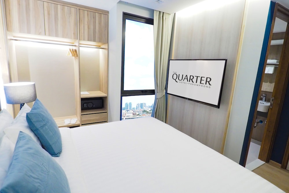 the quarter phromphong by uhg