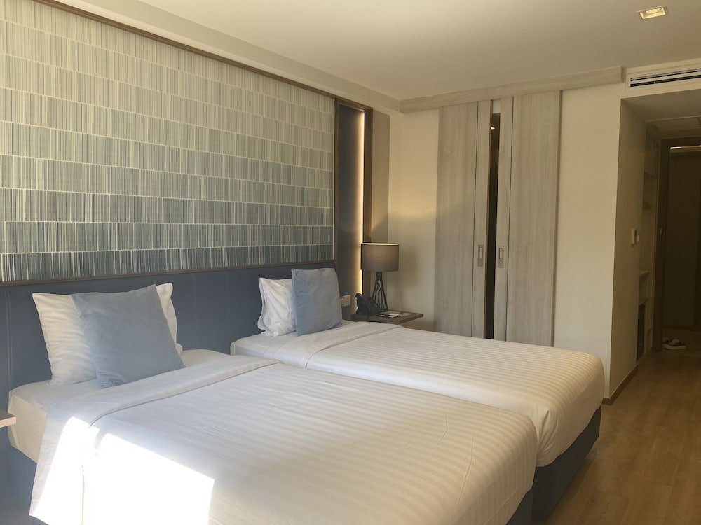 the quarter phromphong by uhg