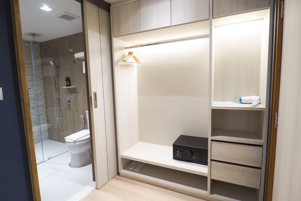 the quarter phromphong by uhg