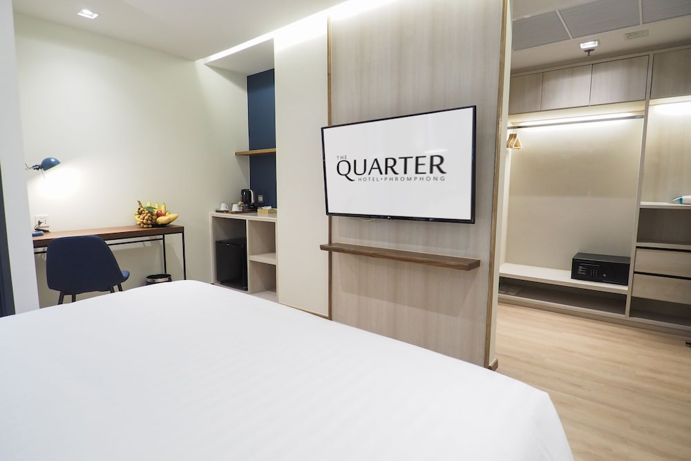 the quarter phromphong by uhg