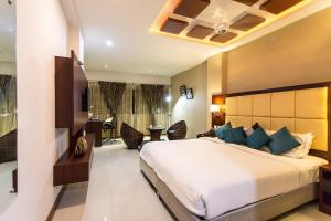 hotel rajmahal inn