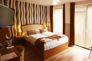 six inn hotel