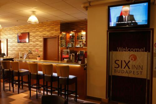 six inn hotel