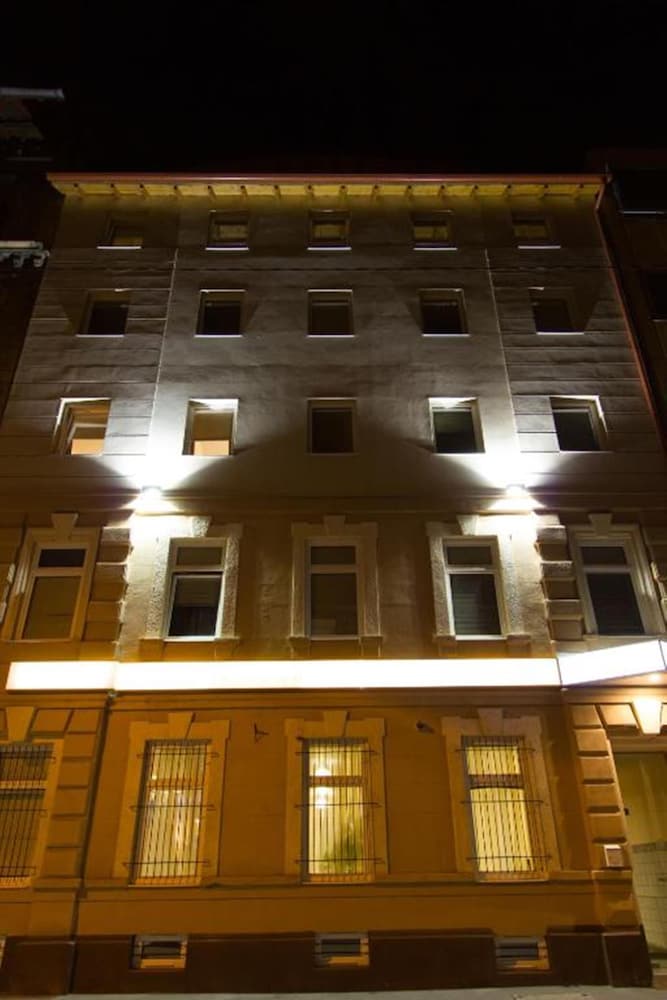 six inn hotel