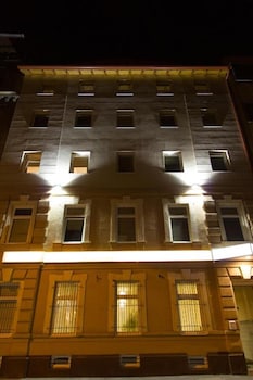 six inn hotel
