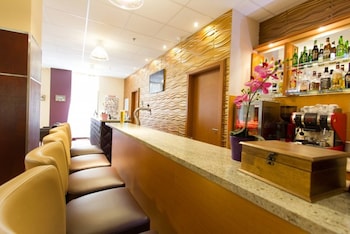 six inn hotel