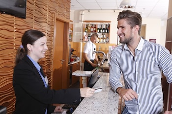 six inn hotel