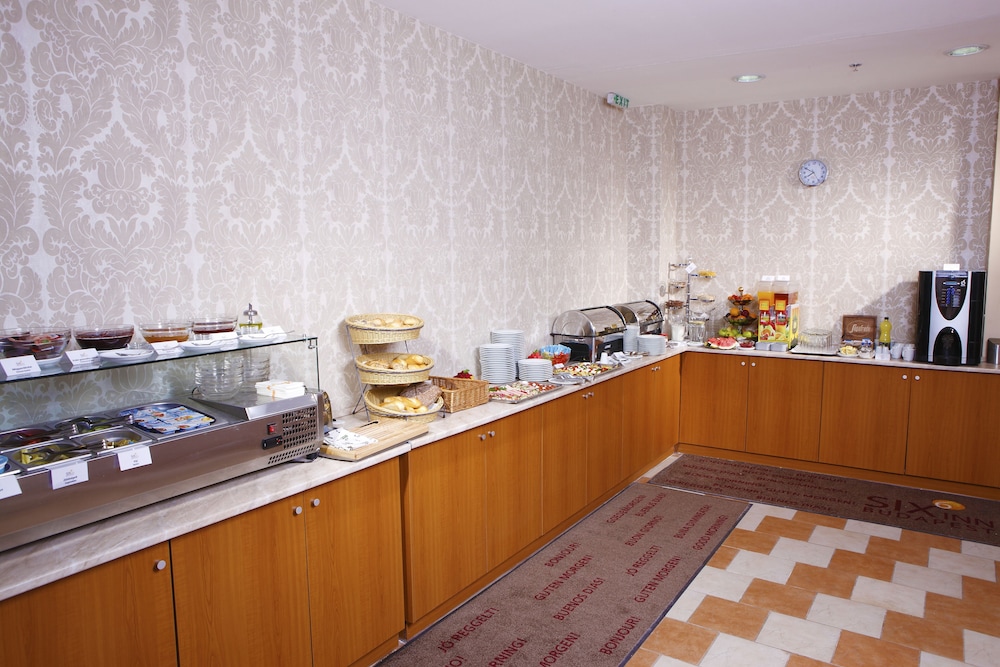 six inn hotel