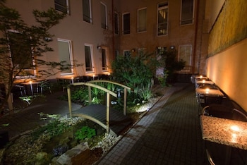six inn hotel