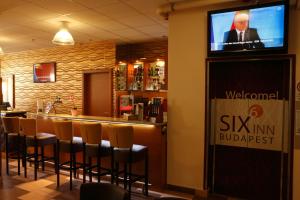 six inn hotel