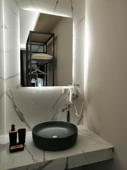 24k athena suites