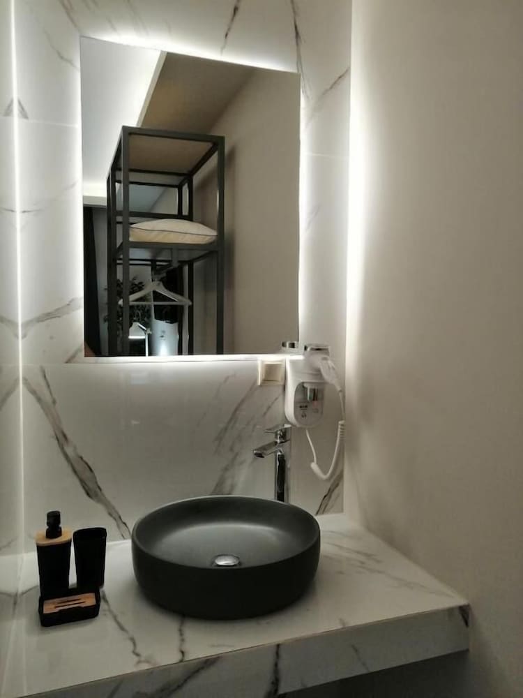 24k athena suites