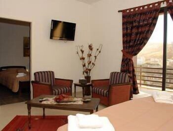 Iris Flower Hotel,Jezzine>>Beirut,3 star
