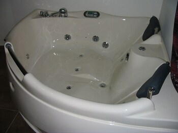 Iris Flower Hotel,Jezzine>>Beirut,3 star