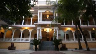 gir lions paw resort with swimming pool