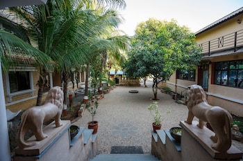 gir lions paw resort with swimming pool