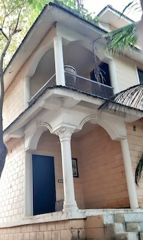 gir lions paw resort with swimming pool