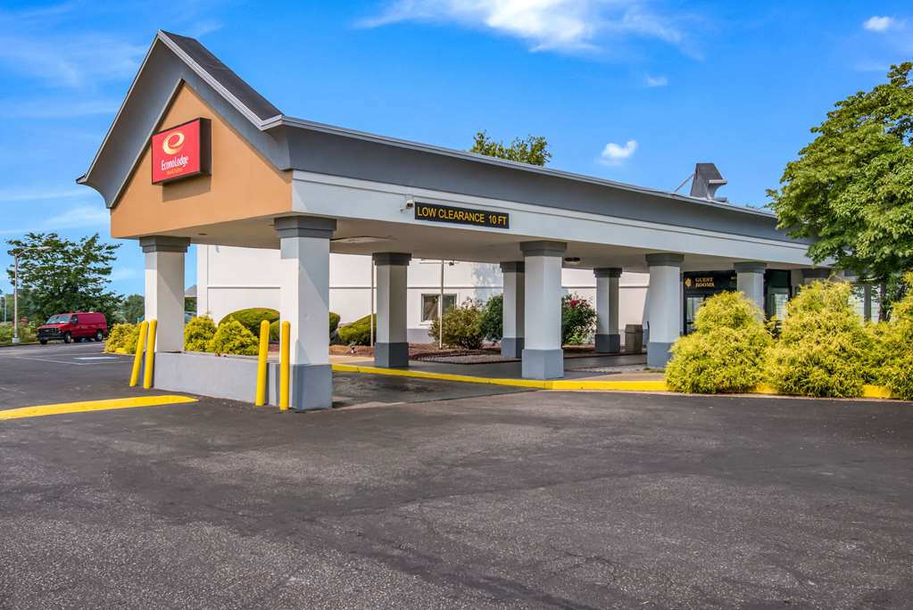 Econo Lodge Inn & Suites