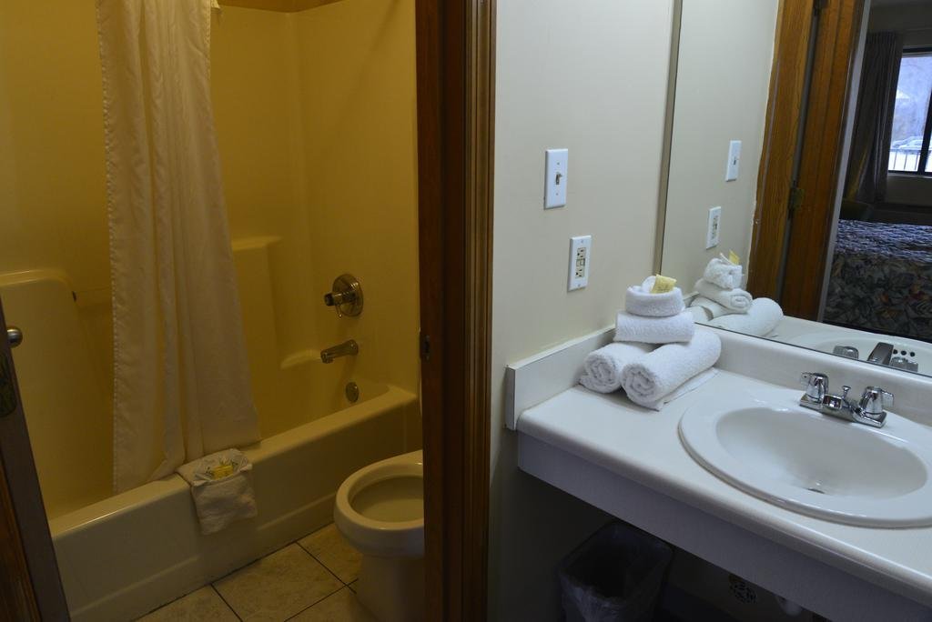 Oak Tree Inn,Richmond>>Irvine,2 star