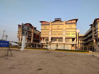 hotel the grand takshak