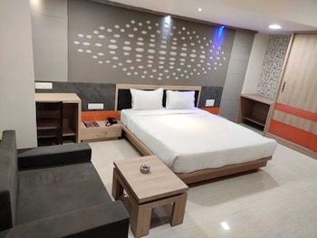 hotel the grand takshak