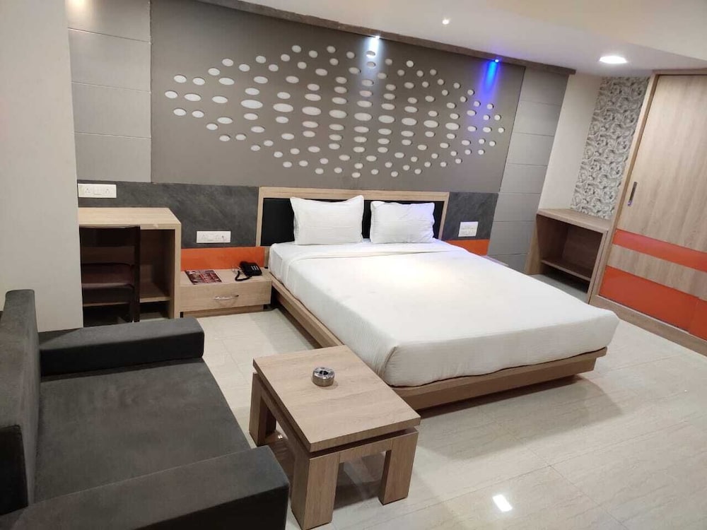 hotel the grand takshak