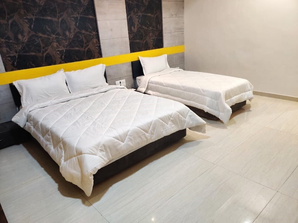 hotel the grand takshak