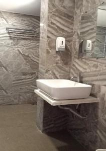 hotel the grand takshak