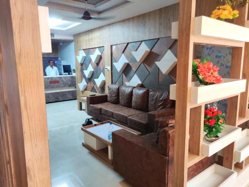 hotel the grand takshak