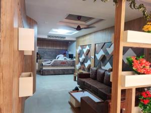 hotel the grand takshak