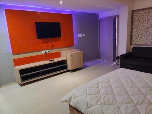 hotel the grand takshak