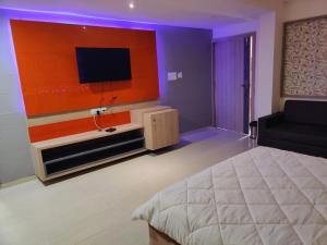 hotel the grand takshak