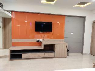 hotel the grand takshak