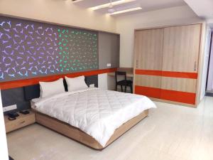 hotel the grand takshak