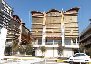 hotel the grand takshak