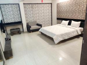 hotel the grand takshak