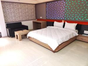 hotel the grand takshak