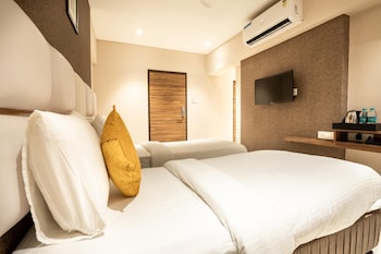 hotel pacific residency near airport