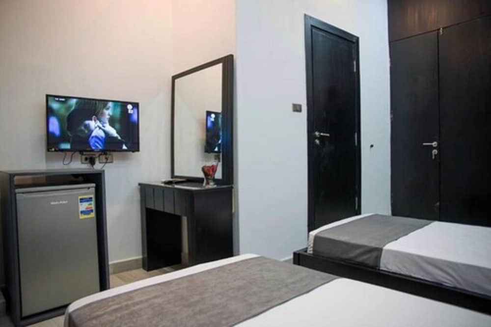 egyptian night hostel