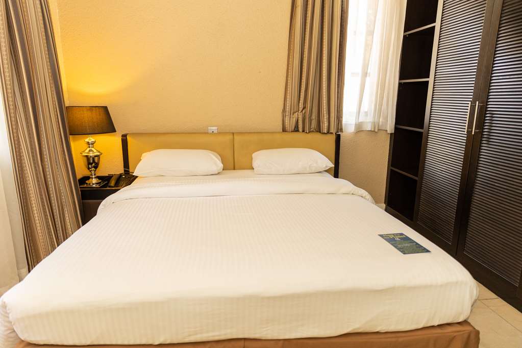 golden tulip accra